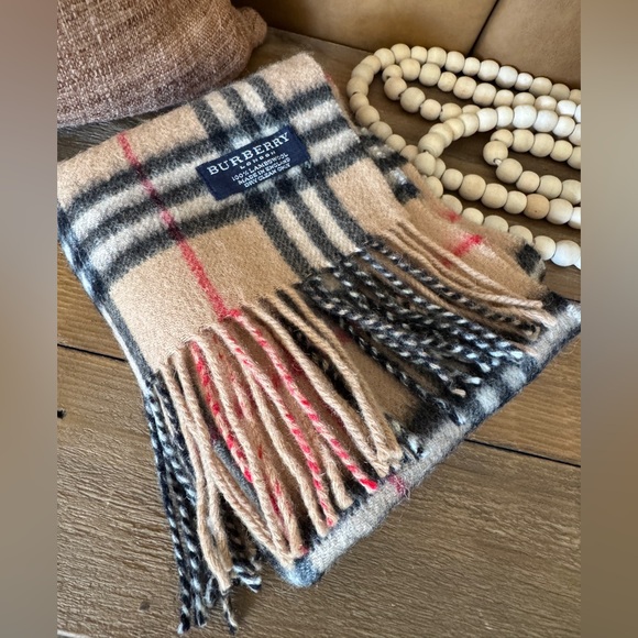 BURBERRY London Scarf in Traditional Novacheck Colorway. Excellent condition. - Picture 5 of 8